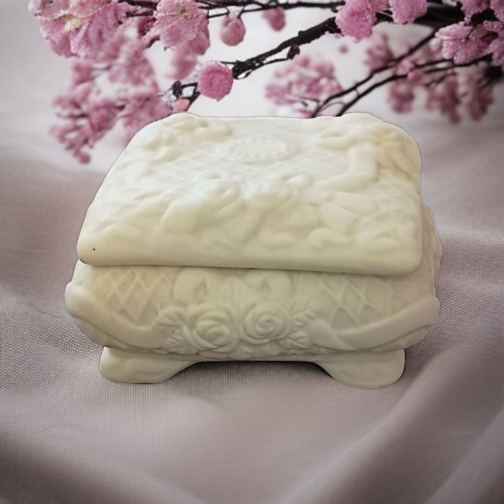 Ivory Ceramic Bisque Trinket Box Dish With Lid Romantic‎ Shabby Victorian Small.